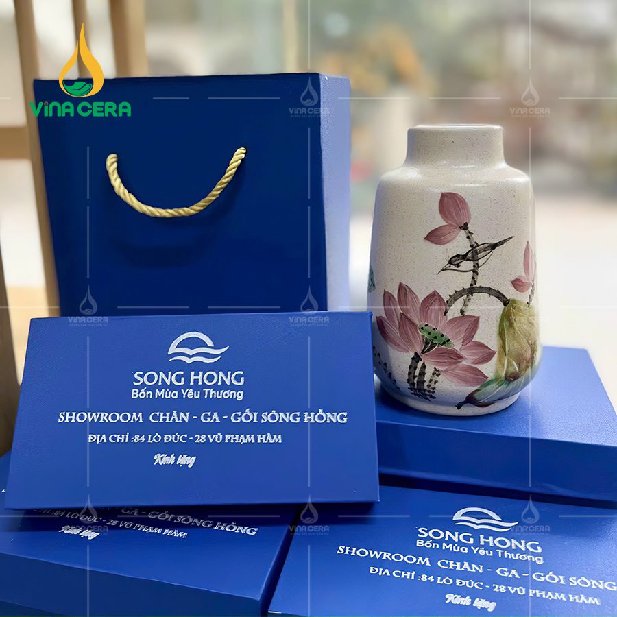 Gợi Ý Mẫu Lọ Hoa In Logo Quà Tặng Gốm Sứ Bát Tràng Cao Cấp bộ 3 lọ hoa men xước vẽ Sen