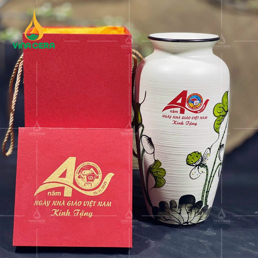 Quà tặng kỉ niệm 8-3 - Những lựa chọn hoàn hảo cho ngày Quốc tế Phụ nữ binh hoa gom bat trang ve sen chuon in logo 3