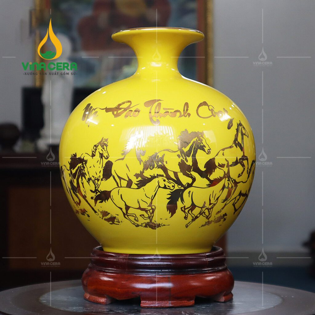 Bình Hút Tài Lộc Cho Người Mệnh Kim: Cách Chọn & Ý Nghĩa Phong Thủy Bình hút lộc Mã Đáo Thành Công Vẽ Vàng