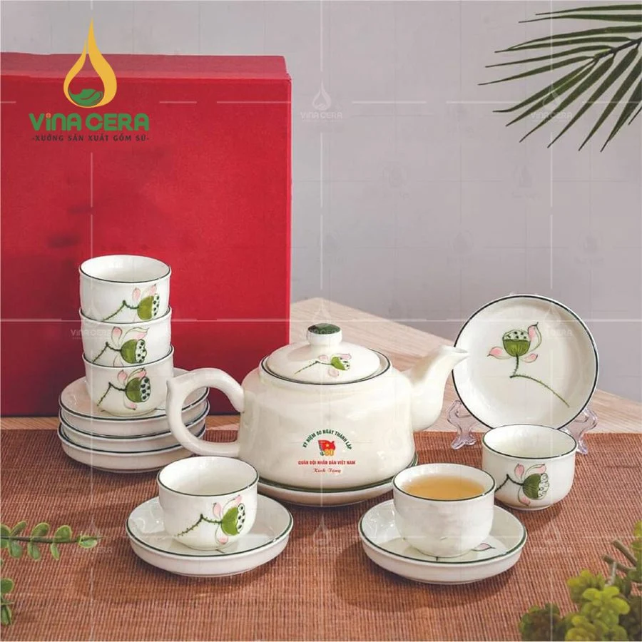 Bộ ấm trà sứ men kem vẽ hoa sen