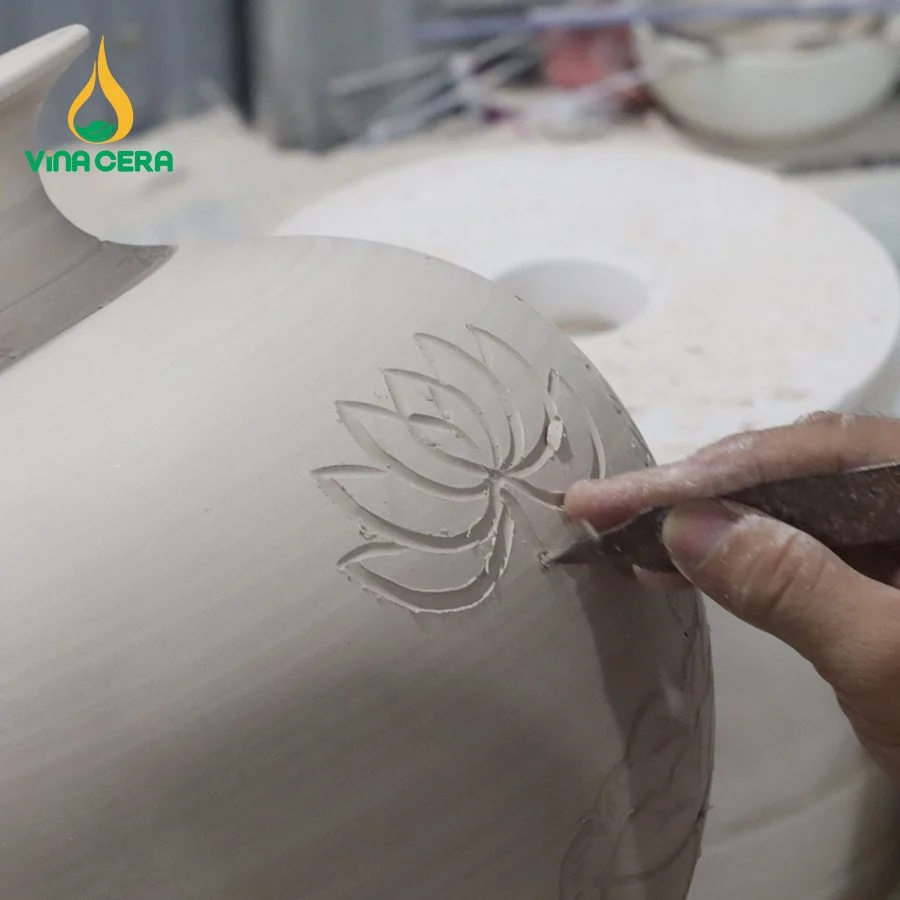 Gốm Sứ Việt – cửa hàng sứ Minh Châu đáng tin cậy Khắc hoa văn lên bình