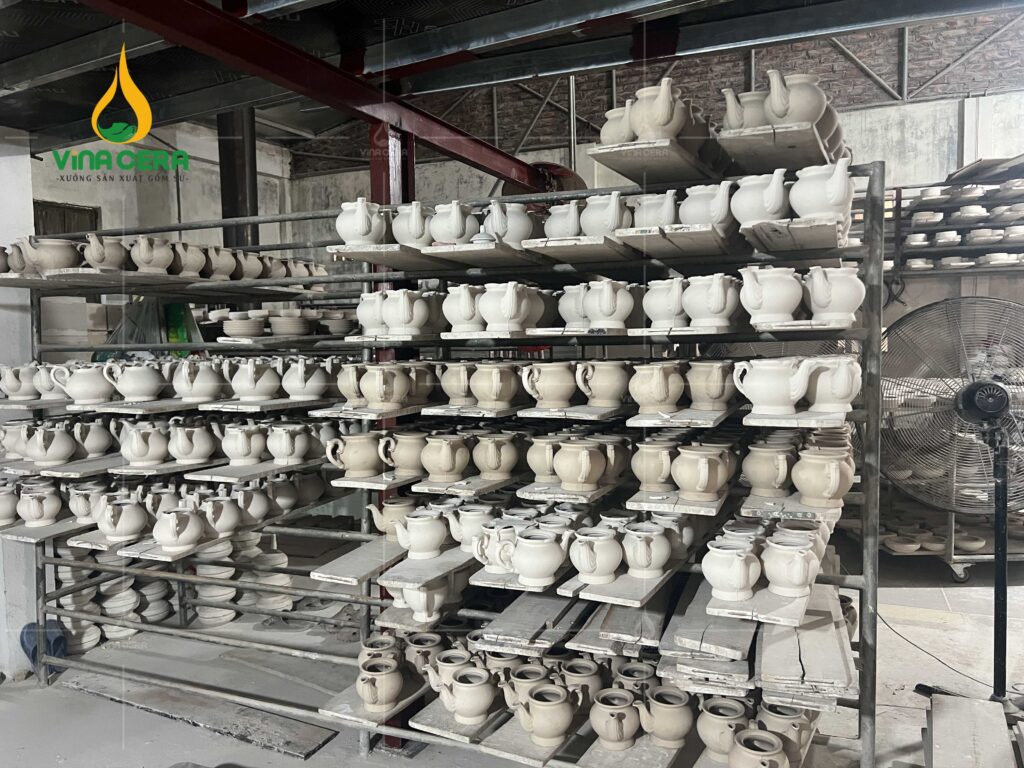 Tìm Hiểu Quy Trình Sản Xuất Gốm Sứ Bát Tràng xuong san xuat bo am tra 59