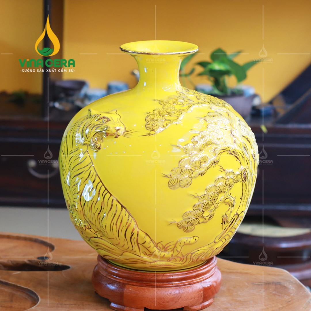 Bình Hút Tài Lộc Cho Người Mệnh Kim: Cách Chọn & Ý Nghĩa Phong Thủy Bình hút tài lộc đắp nổi viền vàng - Mãnh Hổ Thượng Sơn