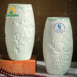 Binh hoa khắc sen men ngọc VinaCera
