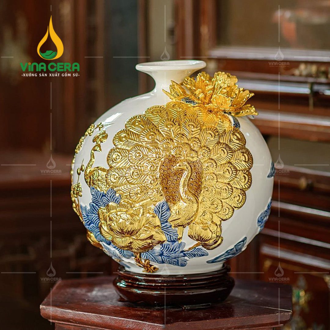 Bình Hút Tài Lộc Cho Người Mệnh Kim: Cách Chọn & Ý Nghĩa Phong Thủy Bình hút lộc đắp nổi dát vàng Công đào