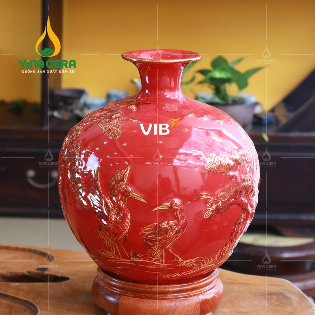 Bình Hút Tài Lộc Cho Mệnh Thổ: Ý Nghĩa & Cách Chọn Bình hút lộc đắp nổi viền vàng Tùng Hạc