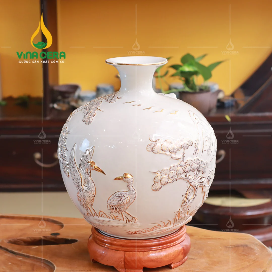 Bình Hút Tài Lộc Cho Người Mệnh Kim: Cách Chọn & Ý Nghĩa Phong Thủy Bình hút tài lộc đắp nổi viền vàng - Mãnh Hổ Thượng Sơn