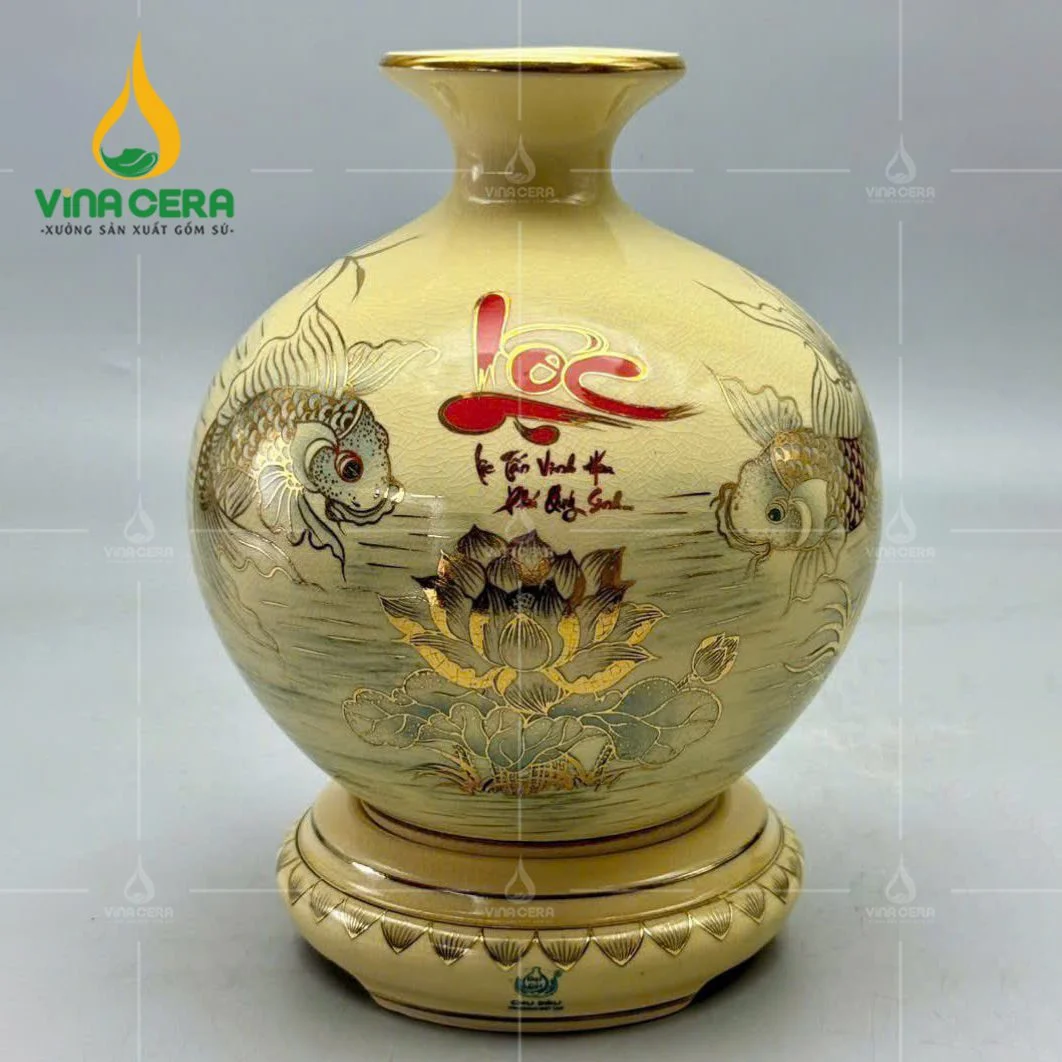 Bình Hút Tài Lộc Cho Người Mệnh Thủy: Chọn Lựa và Ý Nghĩa Bình hút lộc men Chu Đậu vẽ cá chép hoa sen
