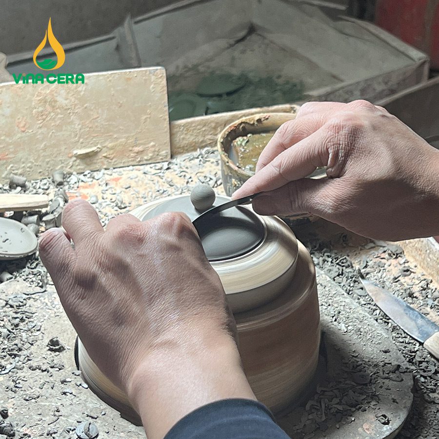 Tìm Hiểu Quy Trình Sản Xuất Gốm Sứ Bát Tràng Đánh bóng sản phẩm