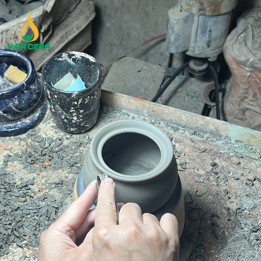 Tìm Hiểu Quy Trình Sản Xuất Gốm Sứ Bát Tràng Đánh bóng sản phẩm