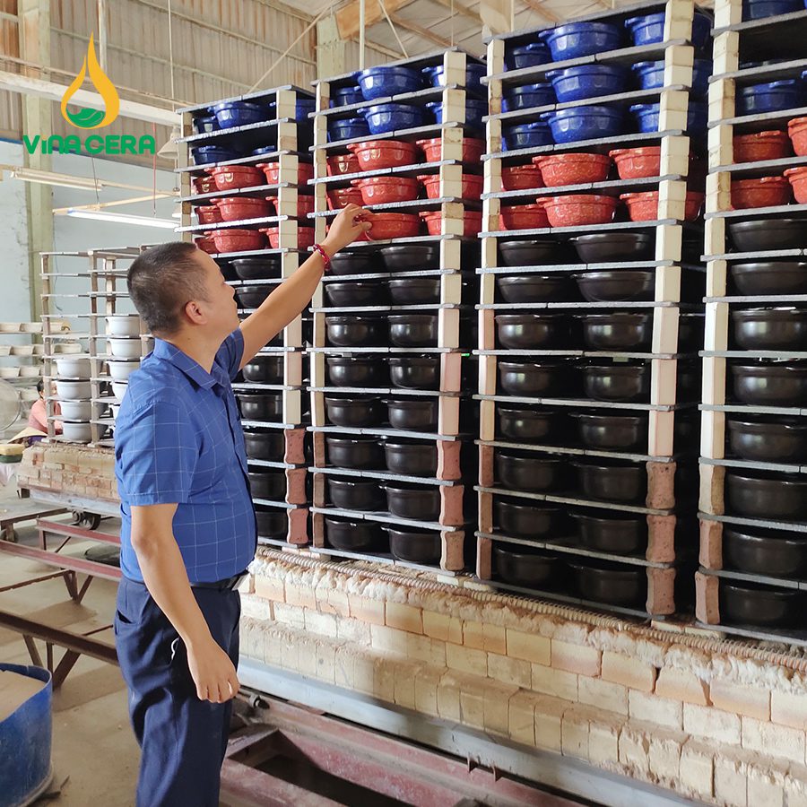 Tìm Hiểu Quy Trình Sản Xuất Gốm Sứ Bát Tràng Kiểm tra thành phẩm