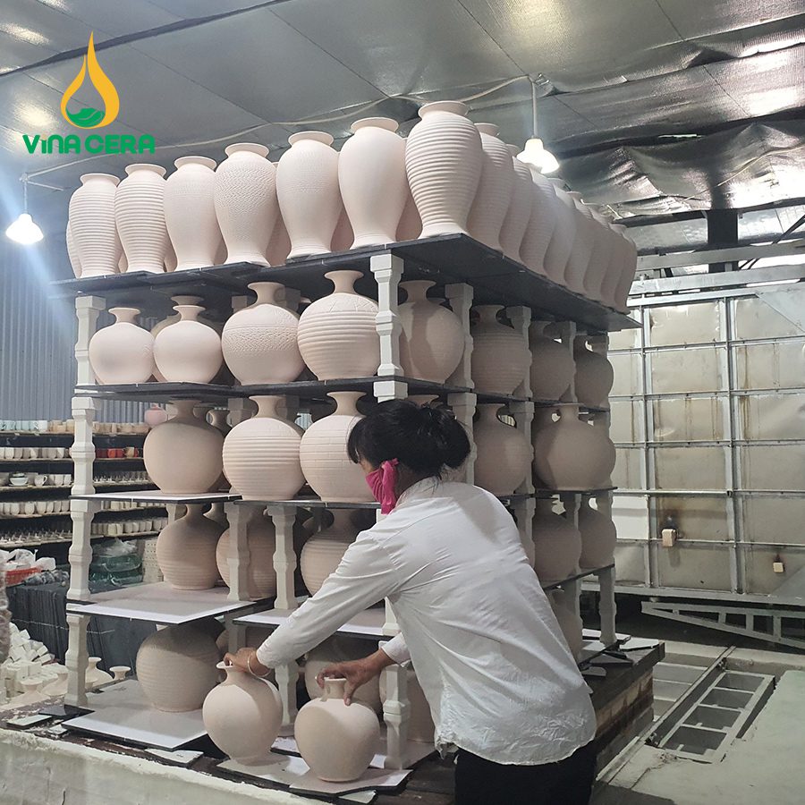 Tìm Hiểu Quy Trình Sản Xuất Gốm Sứ Bát Tràng Sản phẩm được sắp xếp trước khi nung