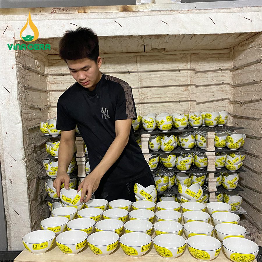 Tìm Hiểu Quy Trình Sản Xuất Gốm Sứ Bát Tràng Sắp xếp sản phẩm vào lò nung