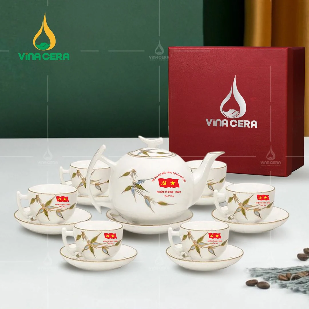Bộ ấm trà Sứ Minh Châu làm quà tặng 30/4 in logo cho các tổ chức Bộ ấm trà vẽ trúc chuồn in logo Đại hội
