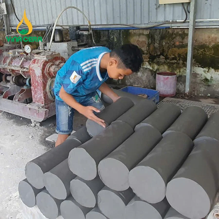 Tìm Hiểu Quy Trình Sản Xuất Gốm Sứ Bát Tràng Phân loại và thái nhỏ đất sét