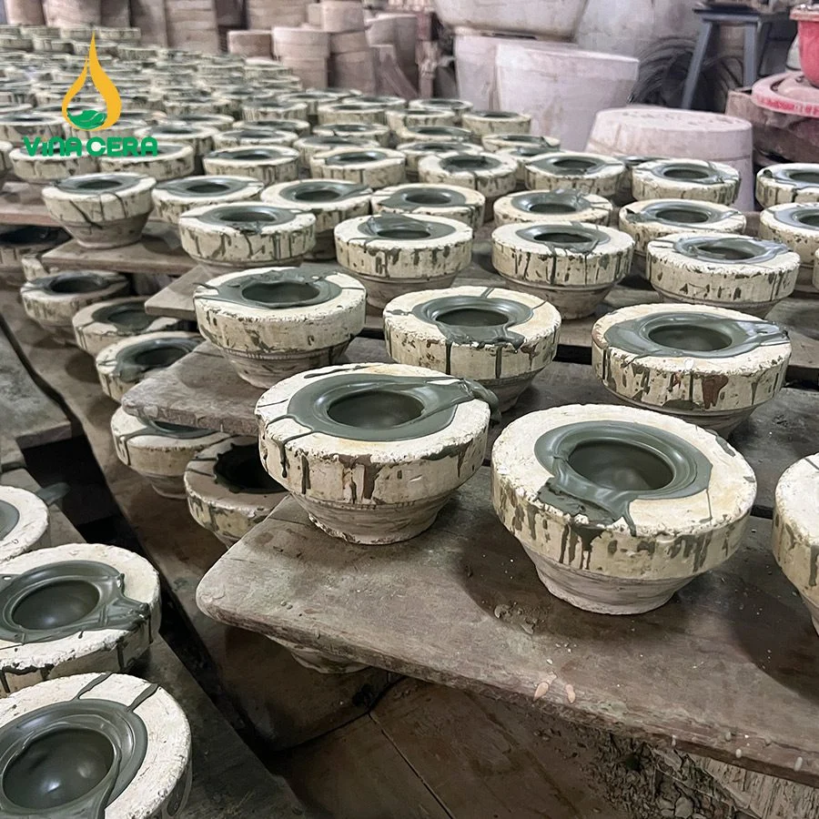 Tìm Hiểu Quy Trình Sản Xuất Gốm Sứ Bát Tràng Tạo hình sản phẩm bằng khuôn