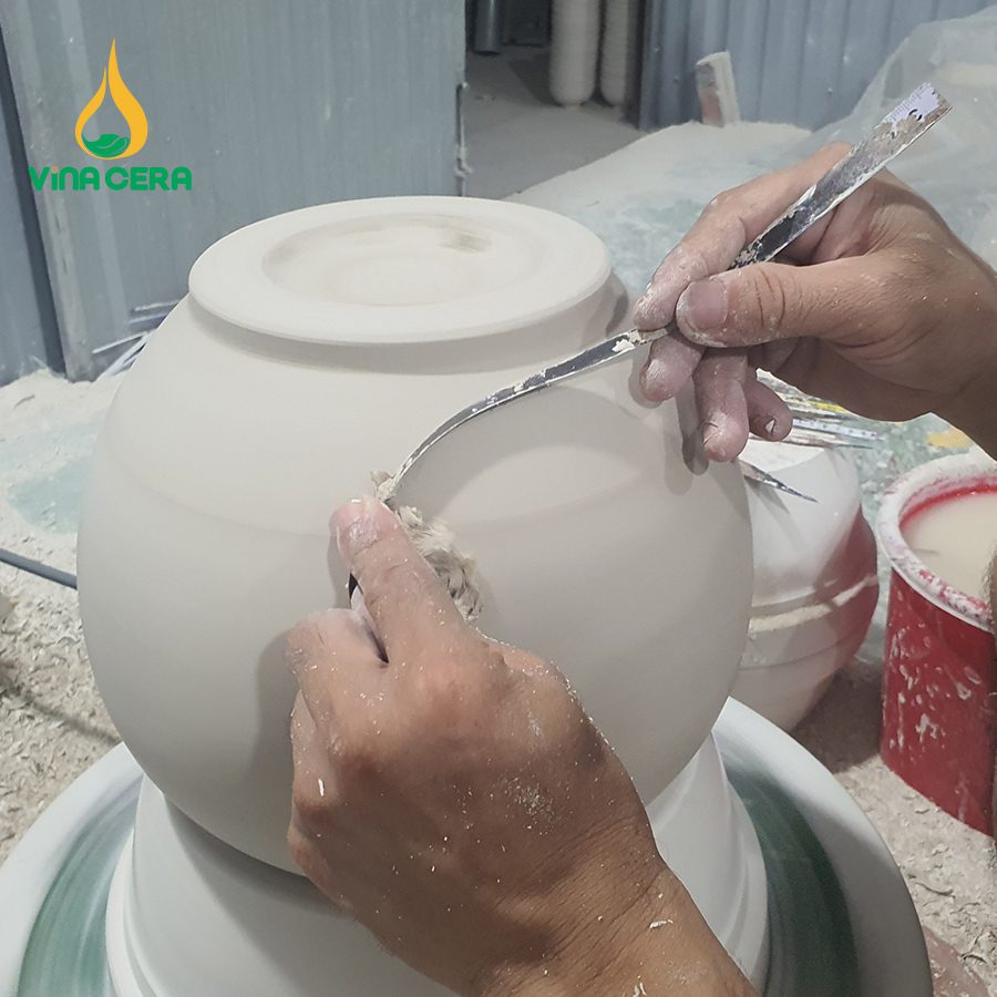 Tìm Hiểu Quy Trình Sản Xuất Gốm Sứ Bát Tràng Quá trình khắc họa tiết lên sản phẩm