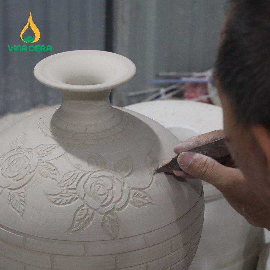 Tìm Hiểu Quy Trình Sản Xuất Gốm Sứ Bát Tràng Quá trình khắc họa tiết lên sản phẩm