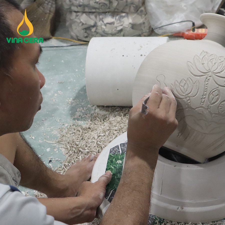 Tìm Hiểu Quy Trình Sản Xuất Gốm Sứ Bát Tràng Quá trình khắc họa tiết lên sản phẩm