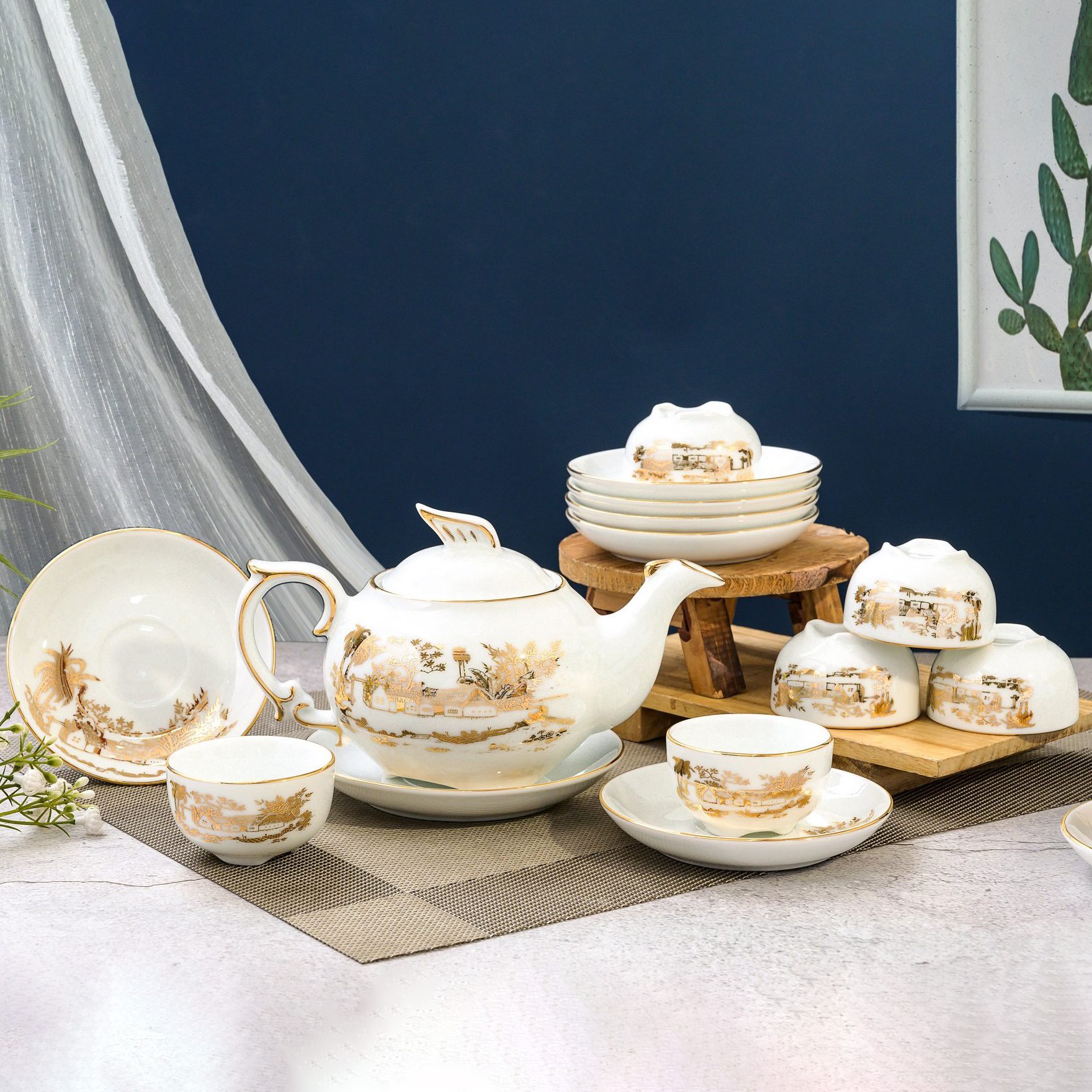 Xưởng sản xuất ấm chén Bát Tràng - Nơi Ghi Dấu Văn Hóa Gốm Sứ Việt bộ ấm chén vẽ vàng