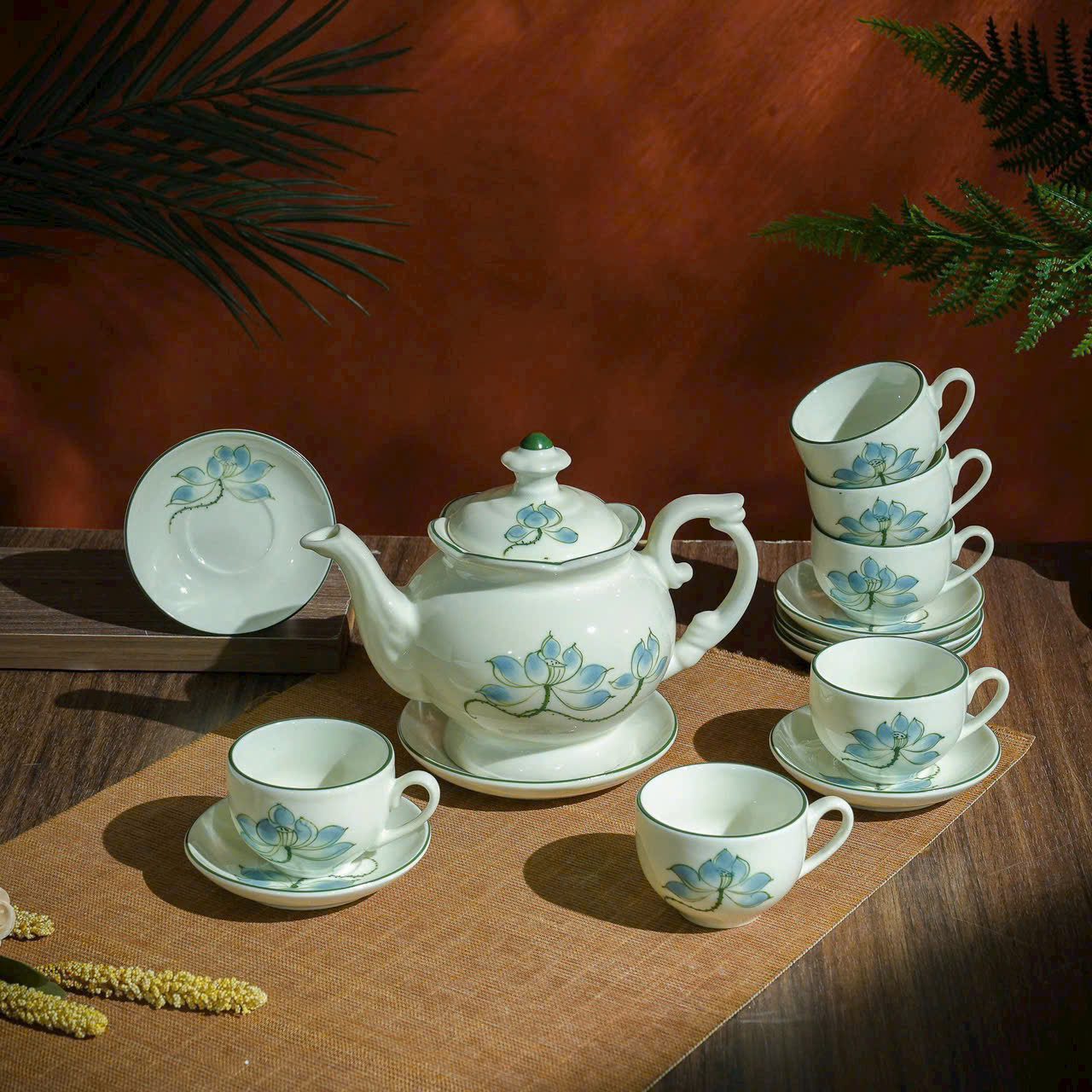 Bộ Ấm Chén Bát Tràng Men Kem Vẽ Hoa Sen Xanh (8)
