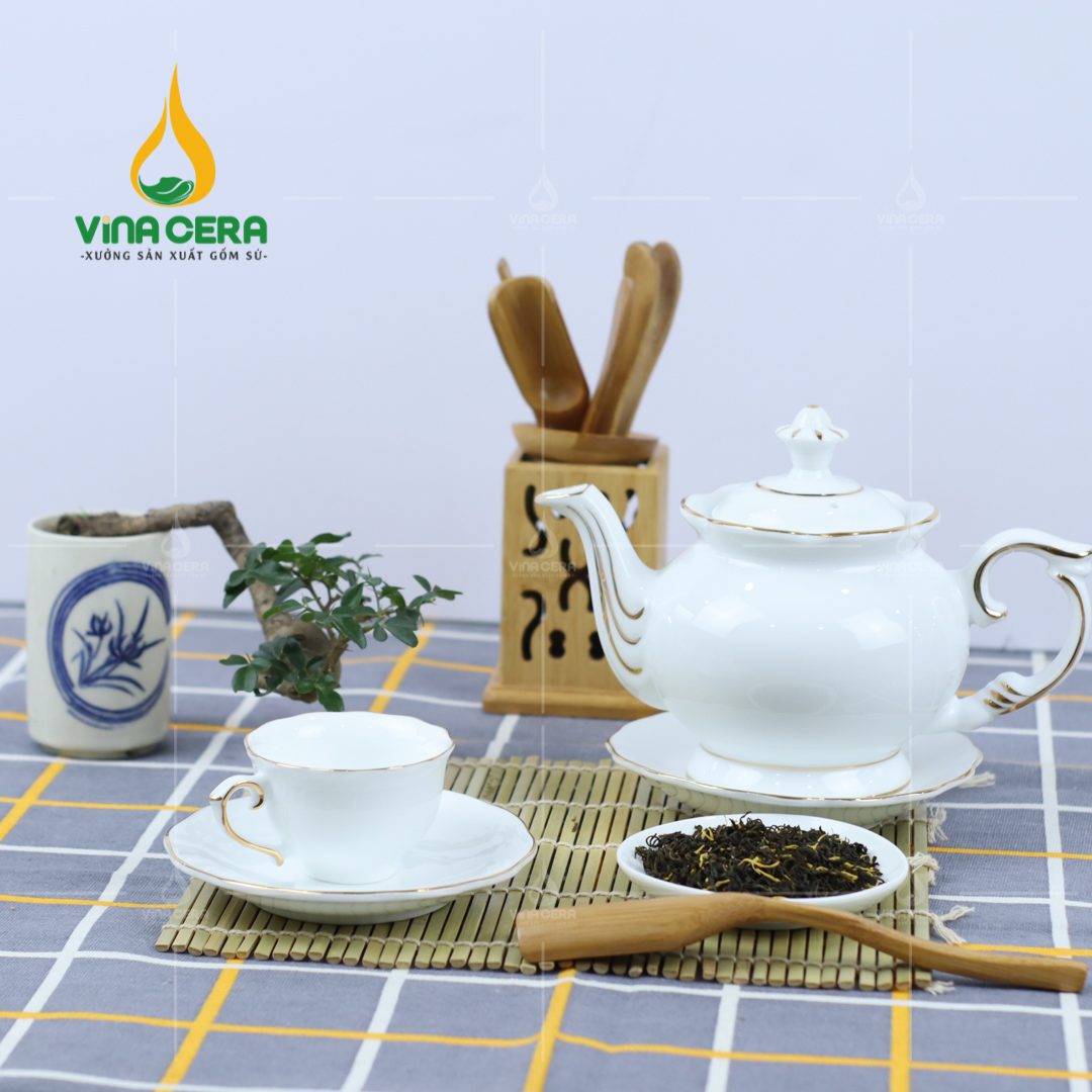 Khám Phá Nghệ Thuật Ấm Chén Vẽ Vàng - Bảo Tồn Văn Hóa Việt Bộ Ấm Chén Đài Các Chỉ Vàng Bát Tràng (13)