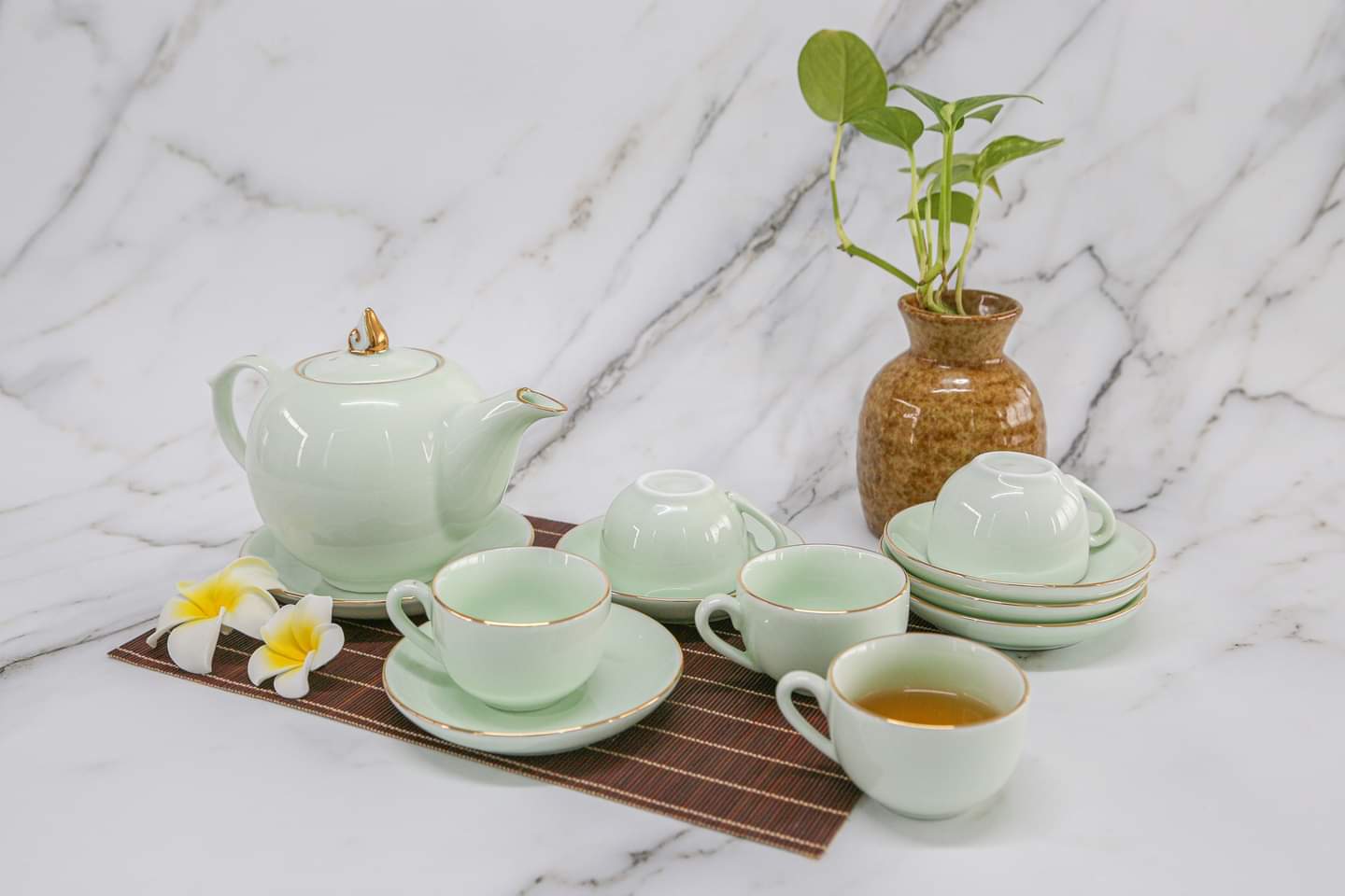 Khám Phá Nghệ Thuật Ấm Chén Vẽ Vàng - Bảo Tồn Văn Hóa Việt Bộ ấm Chén Ngọn Lửa Men Trắng Ngọc chỉ vàng (2)