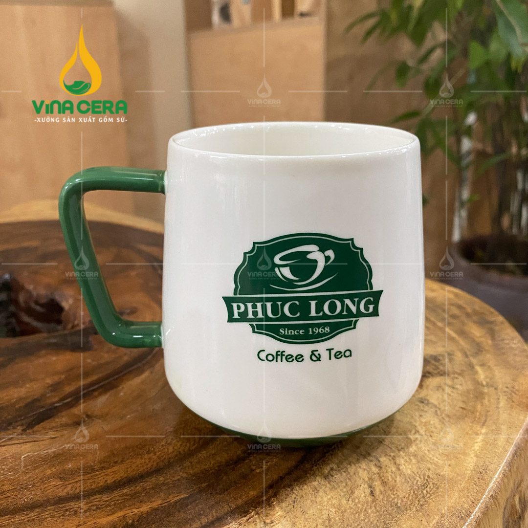 Xưởng sản xuất quà tặng gốm sứ in logo cho công nhân số lượng lớn – Cam kết chất lượng và giá tốt nhất Tp.HCM Ly su phuc long quai xanh 2