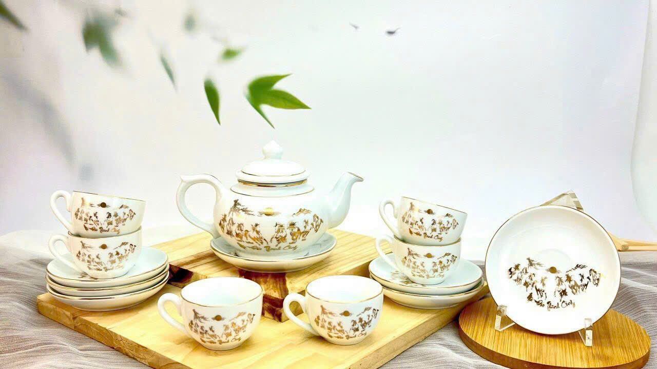 Khám Phá Nghệ Thuật Ấm Chén Vẽ Vàng - Bảo Tồn Văn Hóa Việt bộ ấm chén hoa văn