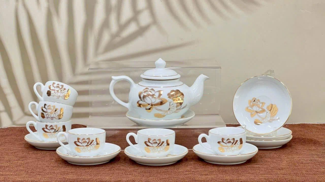 Khám Phá Nghệ Thuật Ấm Chén Vẽ Vàng - Bảo Tồn Văn Hóa Việt bộ ấm chén hoa văn