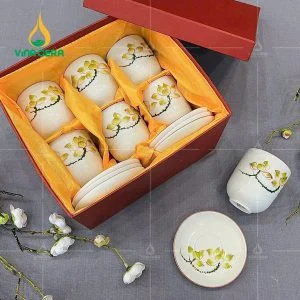 ly sứ hoa văn