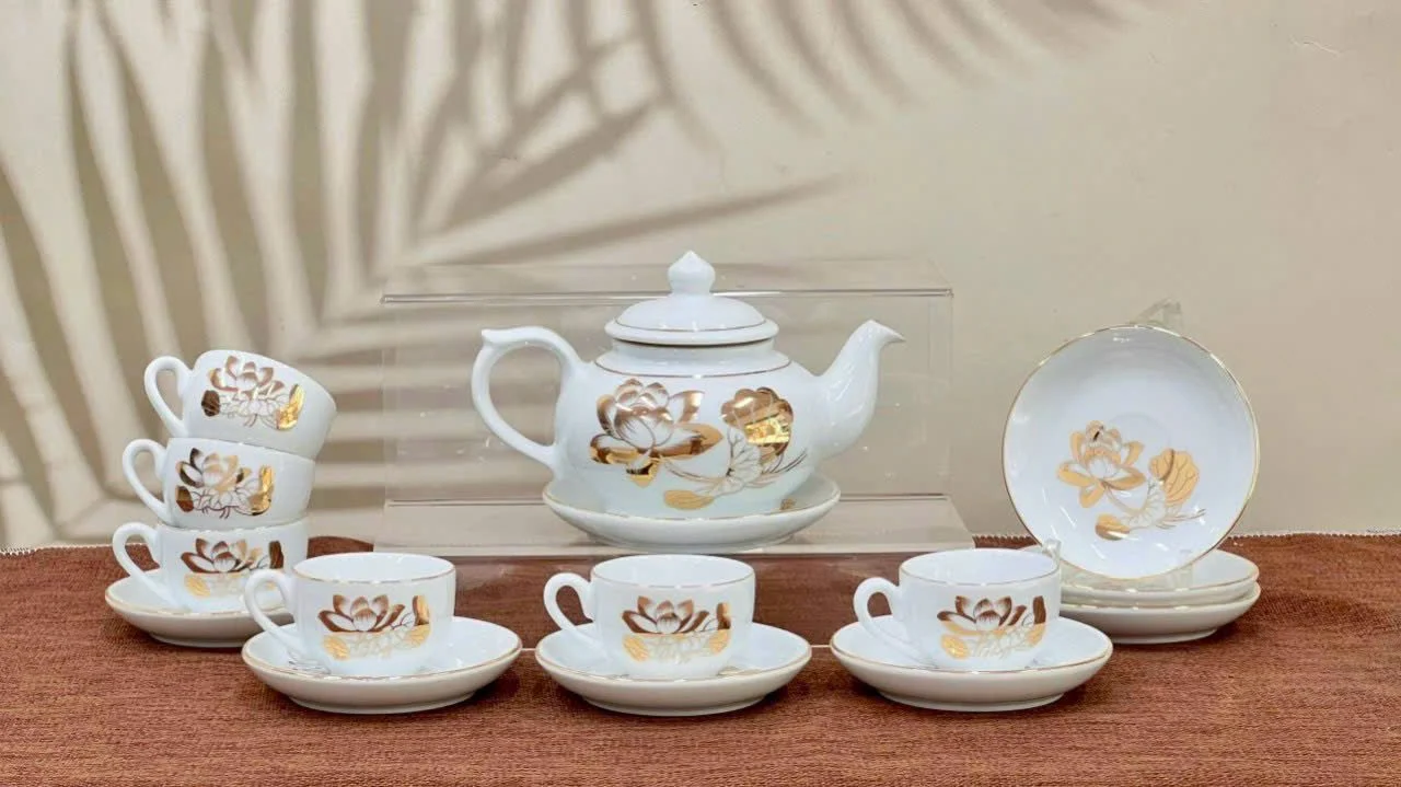 bộ ấm chén hoa văn