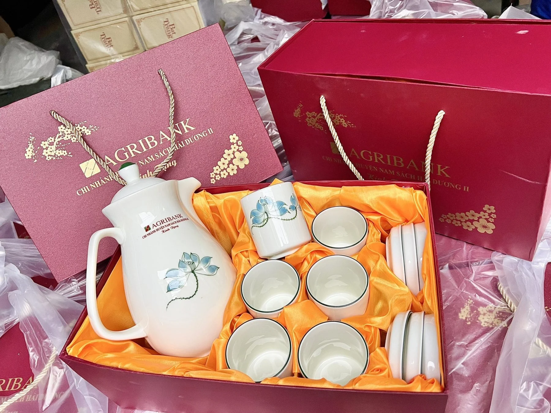 Khám Phá Bộ Ấm Tích Bát Tràng - Đẳng Cấp Nghệ Thuật Gốm Sứ Việt Nam
